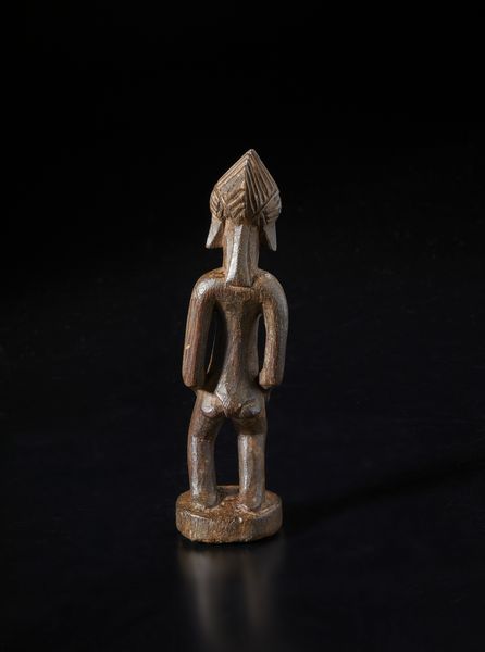 Senufo - Costa d'Avorio/Mali/Burkina Faso : Scultura antropomorfa.Legno duro a patina marrone.  - Asta Asta 422 | AFRICA, OCEANIA E AMERICHE - ARTIGIANATO AFRICANO: VARI COMMITTENTI E SELEZIONE DALLA COLLEZIONE BARTOLOMUCCI Online - Associazione Nazionale - Case d'Asta italiane