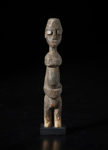 Lobi - Burkina Faso/Costa d'Avorio : Scultura antropomorfa Bateba. Legno duro a patina scura.  - Asta Asta 422 | AFRICA, OCEANIA E AMERICHE - ARTIGIANATO AFRICANO: VARI COMMITTENTI E SELEZIONE DALLA COLLEZIONE BARTOLOMUCCI Online - Associazione Nazionale - Case d'Asta italiane