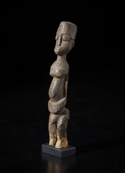 Lobi - Burkina Faso/Costa d'Avorio : Scultura antropomorfa Bateba. Legno duro a patina scura.  - Asta Asta 422 | AFRICA, OCEANIA E AMERICHE - ARTIGIANATO AFRICANO: VARI COMMITTENTI E SELEZIONE DALLA COLLEZIONE BARTOLOMUCCI Online - Associazione Nazionale - Case d'Asta italiane