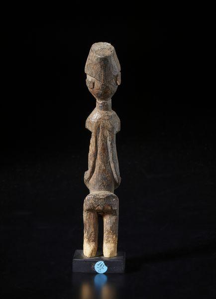 Lobi - Burkina Faso/Costa d'Avorio : Scultura antropomorfa Bateba. Legno duro a patina scura.  - Asta Asta 422 | AFRICA, OCEANIA E AMERICHE - ARTIGIANATO AFRICANO: VARI COMMITTENTI E SELEZIONE DALLA COLLEZIONE BARTOLOMUCCI Online - Associazione Nazionale - Case d'Asta italiane