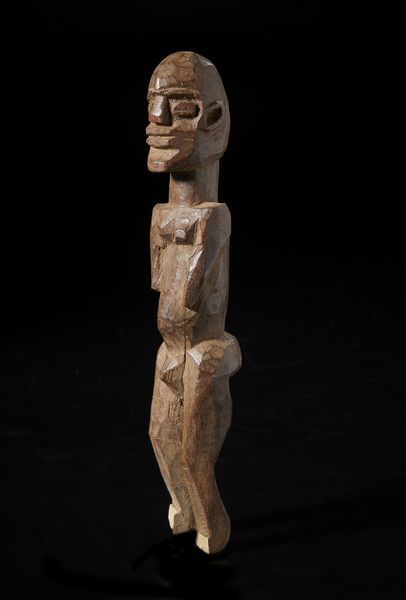 Lobi - Burkina Faso/Costa d'Avorio : Scultura antropomorfa Bateba.Legno duro a patina marrone.  - Asta Asta 422 | AFRICA, OCEANIA E AMERICHE - ARTIGIANATO AFRICANO: VARI COMMITTENTI E SELEZIONE DALLA COLLEZIONE BARTOLOMUCCI Online - Associazione Nazionale - Case d'Asta italiane