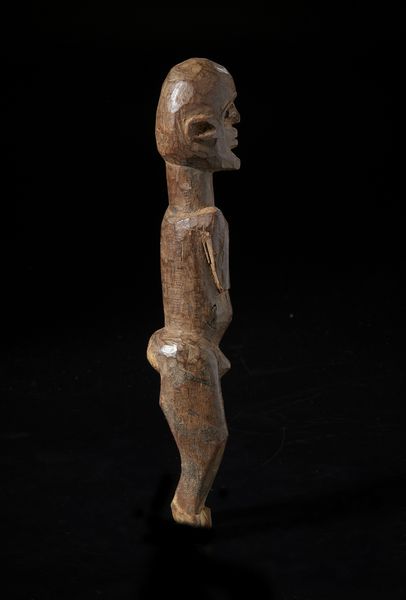 Lobi - Burkina Faso/Costa d'Avorio : Scultura antropomorfa Bateba.Legno duro a patina marrone.  - Asta Asta 422 | AFRICA, OCEANIA E AMERICHE - ARTIGIANATO AFRICANO: VARI COMMITTENTI E SELEZIONE DALLA COLLEZIONE BARTOLOMUCCI Online - Associazione Nazionale - Case d'Asta italiane