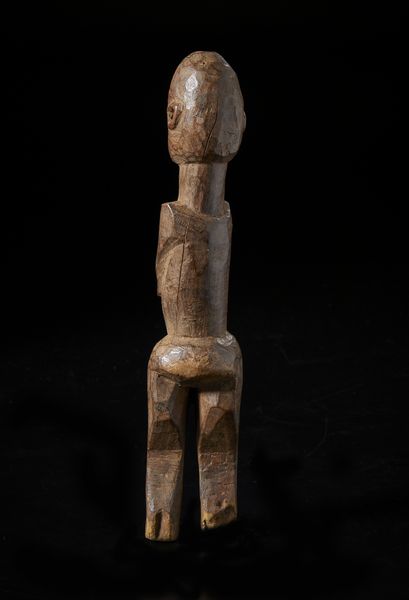 Lobi - Burkina Faso/Costa d'Avorio : Scultura antropomorfa Bateba.Legno duro a patina marrone.  - Asta Asta 422 | AFRICA, OCEANIA E AMERICHE - ARTIGIANATO AFRICANO: VARI COMMITTENTI E SELEZIONE DALLA COLLEZIONE BARTOLOMUCCI Online - Associazione Nazionale - Case d'Asta italiane