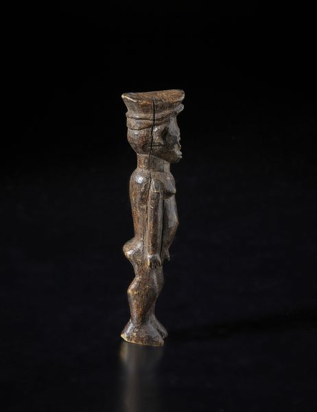 Lobi - Burkina Faso/Costa d'Avorio : Scultura antropomorfa Bateba. Legno duro a patina scura.  - Asta Asta 422 | AFRICA, OCEANIA E AMERICHE - ARTIGIANATO AFRICANO: VARI COMMITTENTI E SELEZIONE DALLA COLLEZIONE BARTOLOMUCCI Online - Associazione Nazionale - Case d'Asta italiane