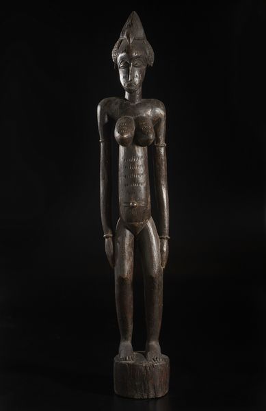 Senufo - Costa d'Avorio/Mali/Burkina Faso : Grande scultura antropomorfa femminile. Legno duro a patina scura.  - Asta Asta 422 | AFRICA, OCEANIA E AMERICHE - ARTIGIANATO AFRICANO: VARI COMMITTENTI E SELEZIONE DALLA COLLEZIONE BARTOLOMUCCI Online - Associazione Nazionale - Case d'Asta italiane