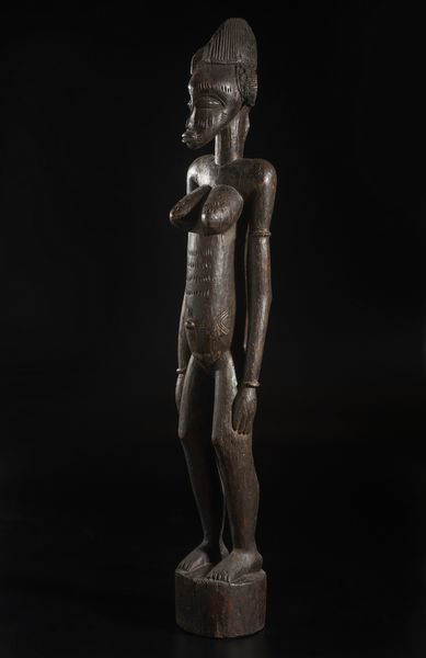 Senufo - Costa d'Avorio/Mali/Burkina Faso : Grande scultura antropomorfa femminile. Legno duro a patina scura.  - Asta Asta 422 | AFRICA, OCEANIA E AMERICHE - ARTIGIANATO AFRICANO: VARI COMMITTENTI E SELEZIONE DALLA COLLEZIONE BARTOLOMUCCI Online - Associazione Nazionale - Case d'Asta italiane