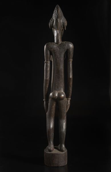 Senufo - Costa d'Avorio/Mali/Burkina Faso : Grande scultura antropomorfa femminile. Legno duro a patina scura.  - Asta Asta 422 | AFRICA, OCEANIA E AMERICHE - ARTIGIANATO AFRICANO: VARI COMMITTENTI E SELEZIONE DALLA COLLEZIONE BARTOLOMUCCI Online - Associazione Nazionale - Case d'Asta italiane