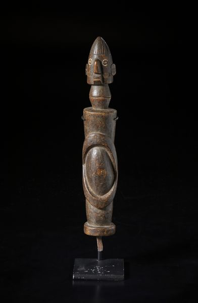 Chamba, Nigeria : Scultura antropomorfa stilizzata.Legno duro a patina marrone e ferro.  - Asta Asta 422 | AFRICA, OCEANIA E AMERICHE - ARTIGIANATO AFRICANO: VARI COMMITTENTI E SELEZIONE DALLA COLLEZIONE BARTOLOMUCCI Online - Associazione Nazionale - Case d'Asta italiane