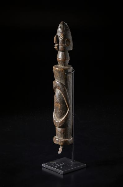 Chamba, Nigeria : Scultura antropomorfa stilizzata.Legno duro a patina marrone e ferro.  - Asta Asta 422 | AFRICA, OCEANIA E AMERICHE - ARTIGIANATO AFRICANO: VARI COMMITTENTI E SELEZIONE DALLA COLLEZIONE BARTOLOMUCCI Online - Associazione Nazionale - Case d'Asta italiane