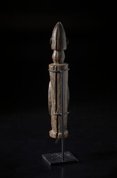 Chamba, Nigeria : Scultura antropomorfa stilizzata.Legno duro a patina marrone e ferro.  - Asta Asta 422 | AFRICA, OCEANIA E AMERICHE - ARTIGIANATO AFRICANO: VARI COMMITTENTI E SELEZIONE DALLA COLLEZIONE BARTOLOMUCCI Online - Associazione Nazionale - Case d'Asta italiane