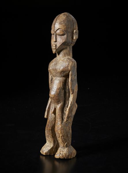 Lobi - Burkina Faso : Scultura antropomorfa Bateba.Legno duro a patina chiara.  - Asta Asta 422 | AFRICA, OCEANIA E AMERICHE - ARTIGIANATO AFRICANO: VARI COMMITTENTI E SELEZIONE DALLA COLLEZIONE BARTOLOMUCCI Online - Associazione Nazionale - Case d'Asta italiane