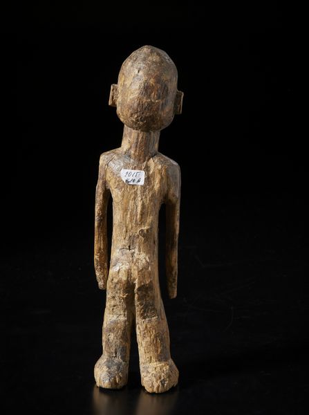 Lobi - Burkina Faso : Scultura antropomorfa Bateba.Legno duro a patina chiara.  - Asta Asta 422 | AFRICA, OCEANIA E AMERICHE - ARTIGIANATO AFRICANO: VARI COMMITTENTI E SELEZIONE DALLA COLLEZIONE BARTOLOMUCCI Online - Associazione Nazionale - Case d'Asta italiane