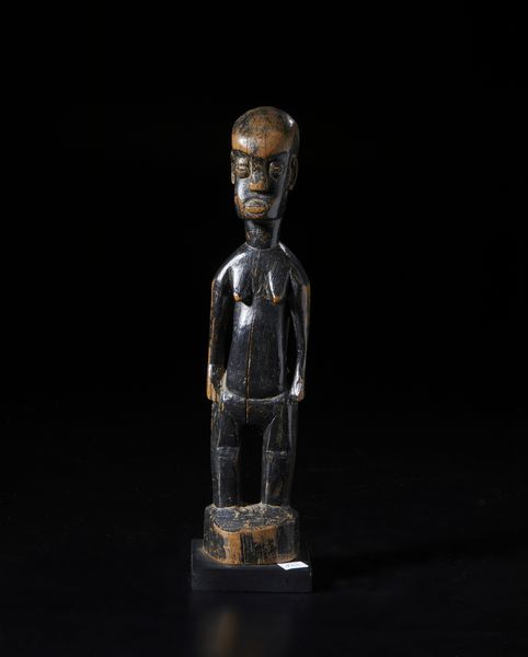 Kulango - Costa d'Avorio/Ghana : Scultura antropomorfa. Legno duro e pigmento nero.  - Asta Asta 422 | AFRICA, OCEANIA E AMERICHE - ARTIGIANATO AFRICANO: VARI COMMITTENTI E SELEZIONE DALLA COLLEZIONE BARTOLOMUCCI Online - Associazione Nazionale - Case d'Asta italiane