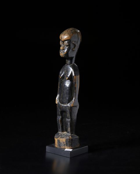 Kulango - Costa d'Avorio/Ghana : Scultura antropomorfa. Legno duro e pigmento nero.  - Asta Asta 422 | AFRICA, OCEANIA E AMERICHE - ARTIGIANATO AFRICANO: VARI COMMITTENTI E SELEZIONE DALLA COLLEZIONE BARTOLOMUCCI Online - Associazione Nazionale - Case d'Asta italiane