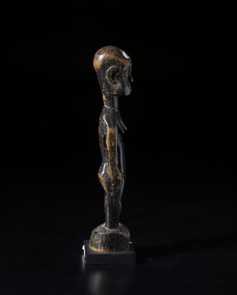 Kulango - Costa d'Avorio/Ghana : Scultura antropomorfa. Legno duro e pigmento nero.  - Asta Asta 422 | AFRICA, OCEANIA E AMERICHE - ARTIGIANATO AFRICANO: VARI COMMITTENTI E SELEZIONE DALLA COLLEZIONE BARTOLOMUCCI Online - Associazione Nazionale - Case d'Asta italiane