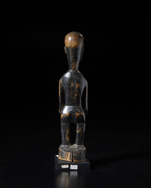 Kulango - Costa d'Avorio/Ghana : Scultura antropomorfa. Legno duro e pigmento nero.  - Asta Asta 422 | AFRICA, OCEANIA E AMERICHE - ARTIGIANATO AFRICANO: VARI COMMITTENTI E SELEZIONE DALLA COLLEZIONE BARTOLOMUCCI Online - Associazione Nazionale - Case d'Asta italiane