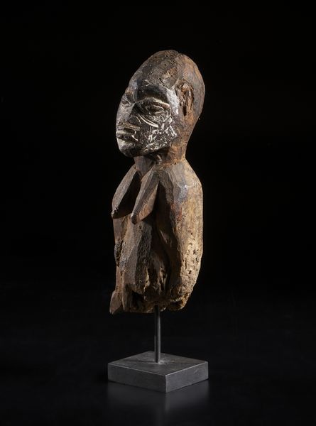 Yoruba -Nigeria : Frammento di scultura antropomorfa. Legno e patina naturale e scura con tracce di caolino.  - Asta Asta 422 | AFRICA, OCEANIA E AMERICHE - ARTIGIANATO AFRICANO: VARI COMMITTENTI E SELEZIONE DALLA COLLEZIONE BARTOLOMUCCI Online - Associazione Nazionale - Case d'Asta italiane