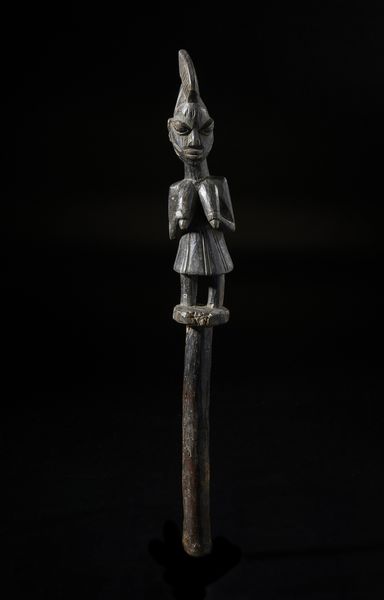 Yoruba -Nigeria : Scettro con figura antropomorfa o Shango. Legno duro a patina nera.  - Asta Asta 422 | AFRICA, OCEANIA E AMERICHE - ARTIGIANATO AFRICANO: VARI COMMITTENTI E SELEZIONE DALLA COLLEZIONE BARTOLOMUCCI Online - Associazione Nazionale - Case d'Asta italiane