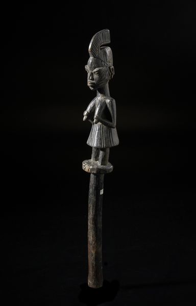 Yoruba -Nigeria : Scettro con figura antropomorfa o Shango. Legno duro a patina nera.  - Asta Asta 422 | AFRICA, OCEANIA E AMERICHE - ARTIGIANATO AFRICANO: VARI COMMITTENTI E SELEZIONE DALLA COLLEZIONE BARTOLOMUCCI Online - Associazione Nazionale - Case d'Asta italiane