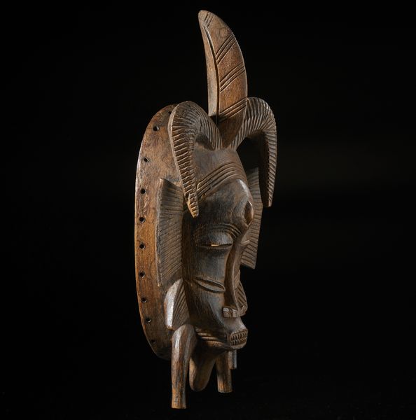 Senufo - Costa d'Avorio/Mali : Maschera antropozoomorfa kpeli. Legno duro a patina marrone.  - Asta Asta 422 | AFRICA, OCEANIA E AMERICHE - ARTIGIANATO AFRICANO: VARI COMMITTENTI E SELEZIONE DALLA COLLEZIONE BARTOLOMUCCI Online - Associazione Nazionale - Case d'Asta italiane