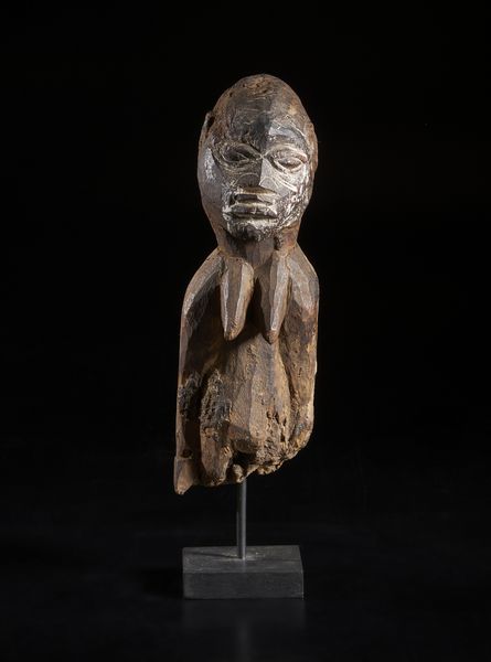 Yoruba -Nigeria : Frammento di scultura antropomorfa. Legno e patina naturale e scura con tracce di caolino.  - Asta Asta 422 | AFRICA, OCEANIA E AMERICHE - ARTIGIANATO AFRICANO: VARI COMMITTENTI E SELEZIONE DALLA COLLEZIONE BARTOLOMUCCI Online - Associazione Nazionale - Case d'Asta italiane