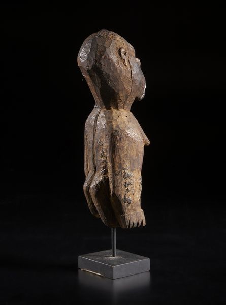 Yoruba -Nigeria : Frammento di scultura antropomorfa. Legno e patina naturale e scura con tracce di caolino.  - Asta Asta 422 | AFRICA, OCEANIA E AMERICHE - ARTIGIANATO AFRICANO: VARI COMMITTENTI E SELEZIONE DALLA COLLEZIONE BARTOLOMUCCI Online - Associazione Nazionale - Case d'Asta italiane