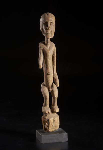 Dogon - Mali : Scultura antropomorfa. Legno a patina naturale.  - Asta Asta 422 | AFRICA, OCEANIA E AMERICHE - ARTIGIANATO AFRICANO: VARI COMMITTENTI E SELEZIONE DALLA COLLEZIONE BARTOLOMUCCI Online - Associazione Nazionale - Case d'Asta italiane