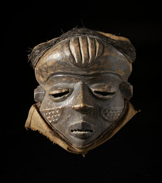 Pende - Repubblica Democratica del Congo : Maschera antropomorfa. Legno duro a patina scura e tessuti in rafia.  - Asta Asta 422 | AFRICA, OCEANIA E AMERICHE - ARTIGIANATO AFRICANO: VARI COMMITTENTI E SELEZIONE DALLA COLLEZIONE BARTOLOMUCCI Online - Associazione Nazionale - Case d'Asta italiane