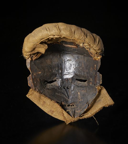 Pende - Repubblica Democratica del Congo : Maschera antropomorfa. Legno duro a patina scura e tessuti in rafia.  - Asta Asta 422 | AFRICA, OCEANIA E AMERICHE - ARTIGIANATO AFRICANO: VARI COMMITTENTI E SELEZIONE DALLA COLLEZIONE BARTOLOMUCCI Online - Associazione Nazionale - Case d'Asta italiane