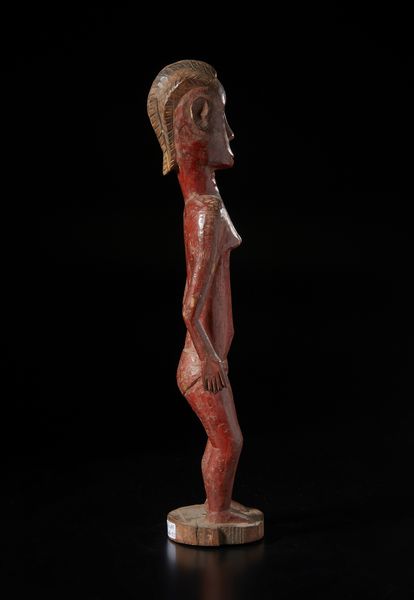 Baule - Costa d'Avorio : Scultura antropomorfa femminile.Legno duro e pigmenti rossi e neri.  - Asta Asta 422 | AFRICA, OCEANIA E AMERICHE - ARTIGIANATO AFRICANO: VARI COMMITTENTI E SELEZIONE DALLA COLLEZIONE BARTOLOMUCCI Online - Associazione Nazionale - Case d'Asta italiane