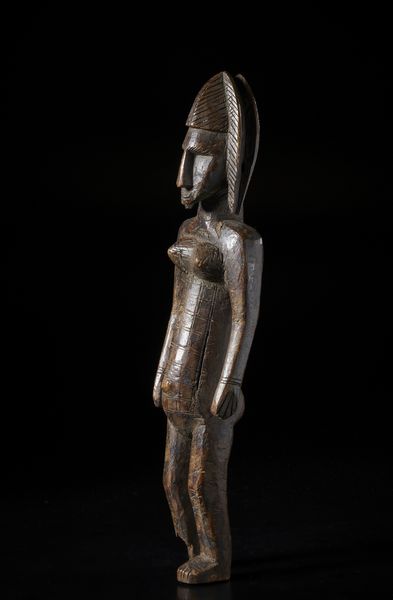 Bambara - Mali : Scultura antropomorfa.Legno duro a patina scura.  - Asta Asta 422 | AFRICA, OCEANIA E AMERICHE - ARTIGIANATO AFRICANO: VARI COMMITTENTI E SELEZIONE DALLA COLLEZIONE BARTOLOMUCCI Online - Associazione Nazionale - Case d'Asta italiane