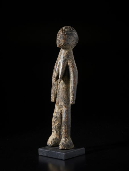 Mossi - Burkina Faso : Scultura antropomorfa. Legno duro a patina marrone.  - Asta Asta 422 | AFRICA, OCEANIA E AMERICHE - ARTIGIANATO AFRICANO: VARI COMMITTENTI E SELEZIONE DALLA COLLEZIONE BARTOLOMUCCI Online - Associazione Nazionale - Case d'Asta italiane