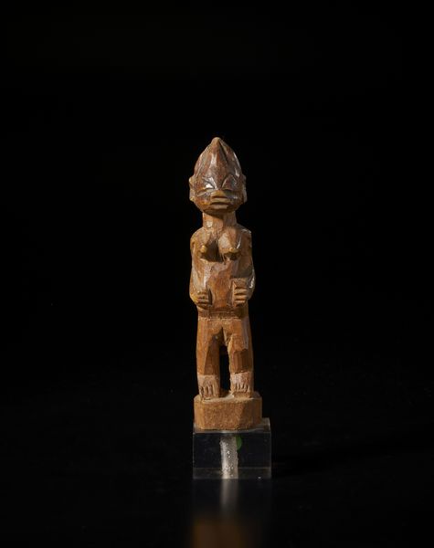 Yoruba -Nigeria : Scultura antropomorfa. Legno duro a patina marrone.  - Asta Asta 422 | AFRICA, OCEANIA E AMERICHE - ARTIGIANATO AFRICANO: VARI COMMITTENTI E SELEZIONE DALLA COLLEZIONE BARTOLOMUCCI Online - Associazione Nazionale - Case d'Asta italiane