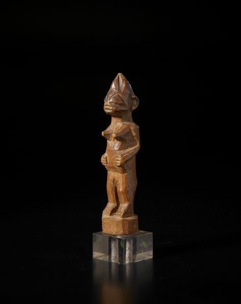 Yoruba -Nigeria : Scultura antropomorfa. Legno duro a patina marrone.  - Asta Asta 422 | AFRICA, OCEANIA E AMERICHE - ARTIGIANATO AFRICANO: VARI COMMITTENTI E SELEZIONE DALLA COLLEZIONE BARTOLOMUCCI Online - Associazione Nazionale - Case d'Asta italiane