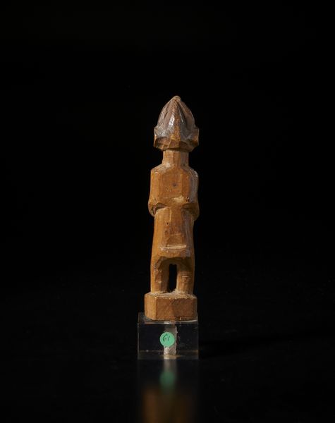 Yoruba -Nigeria : Scultura antropomorfa. Legno duro a patina marrone.  - Asta Asta 422 | AFRICA, OCEANIA E AMERICHE - ARTIGIANATO AFRICANO: VARI COMMITTENTI E SELEZIONE DALLA COLLEZIONE BARTOLOMUCCI Online - Associazione Nazionale - Case d'Asta italiane