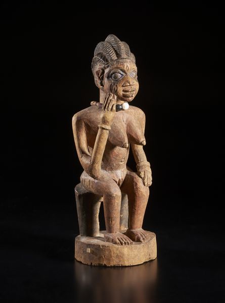 Yoruba -Nigeria : Scultura antropomorfa femminile seduta su seggio. Legno a patina naturale, pigmenti e perline.  - Asta Asta 422 | AFRICA, OCEANIA E AMERICHE - ARTIGIANATO AFRICANO: VARI COMMITTENTI E SELEZIONE DALLA COLLEZIONE BARTOLOMUCCI Online - Associazione Nazionale - Case d'Asta italiane