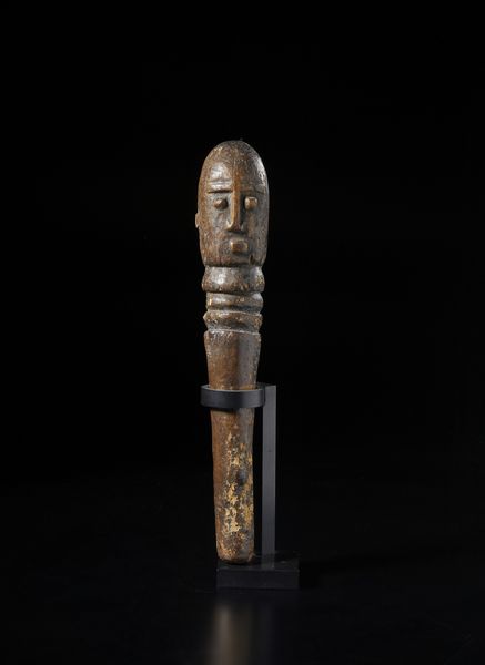 Lobi - Burkina Faso/Costa d'Avorio : Scultura in forma di testa antropomorfa con collo allungato.Legno a patina marrone.  - Asta Asta 422 | AFRICA, OCEANIA E AMERICHE - ARTIGIANATO AFRICANO: VARI COMMITTENTI E SELEZIONE DALLA COLLEZIONE BARTOLOMUCCI Online - Associazione Nazionale - Case d'Asta italiane