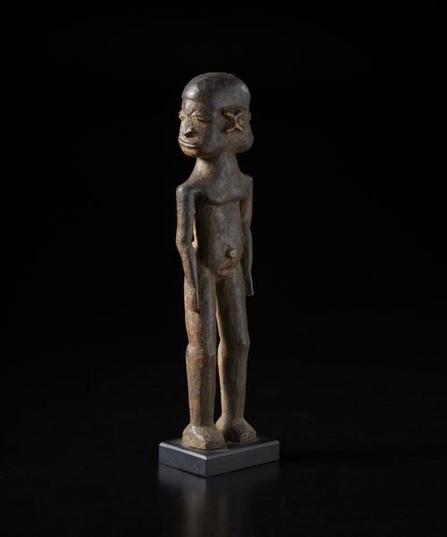 Lobi - Burkina Faso/Costa d'Avorio : Scultura antropomorfa con due teste Bateba.Legno duro a patina scura.  - Asta Asta 422 | AFRICA, OCEANIA E AMERICHE - ARTIGIANATO AFRICANO: VARI COMMITTENTI E SELEZIONE DALLA COLLEZIONE BARTOLOMUCCI Online - Associazione Nazionale - Case d'Asta italiane