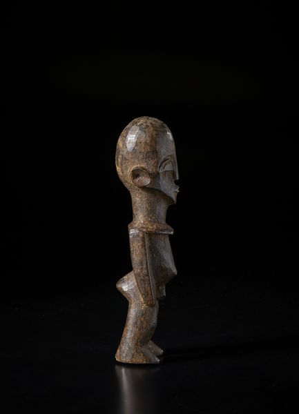 Lobi - Burkina Faso : Scultura antropomorfa Bateba. Legno duro a patina scura.  - Asta Asta 422 | AFRICA, OCEANIA E AMERICHE - ARTIGIANATO AFRICANO: VARI COMMITTENTI E SELEZIONE DALLA COLLEZIONE BARTOLOMUCCI Online - Associazione Nazionale - Case d'Asta italiane