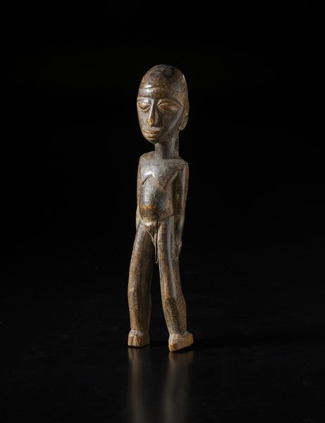 Lobi - Burkina Faso : Scultura antropomorfa Bateba.Legno duro a patina marrone.  - Asta Asta 422 | AFRICA, OCEANIA E AMERICHE - ARTIGIANATO AFRICANO: VARI COMMITTENTI E SELEZIONE DALLA COLLEZIONE BARTOLOMUCCI Online - Associazione Nazionale - Case d'Asta italiane