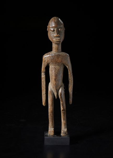 Lobi - Burkina Faso : Scultura antropomorfa.Legno duro a  patina marrone.  - Asta Asta 422 | AFRICA, OCEANIA E AMERICHE - ARTIGIANATO AFRICANO: VARI COMMITTENTI E SELEZIONE DALLA COLLEZIONE BARTOLOMUCCI Online - Associazione Nazionale - Case d'Asta italiane