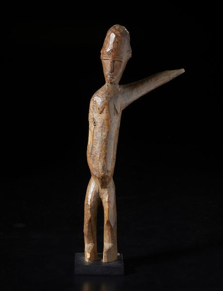 Lobi - Burkina Faso : Scultura antropomorfa con braccio alzato Bateba. Legno duro a patina chiara.  - Asta Asta 422 | AFRICA, OCEANIA E AMERICHE - ARTIGIANATO AFRICANO: VARI COMMITTENTI E SELEZIONE DALLA COLLEZIONE BARTOLOMUCCI Online - Associazione Nazionale - Case d'Asta italiane