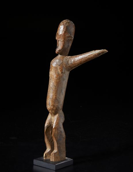 Lobi - Burkina Faso : Scultura antropomorfa con braccio alzato Bateba. Legno duro a patina chiara.  - Asta Asta 422 | AFRICA, OCEANIA E AMERICHE - ARTIGIANATO AFRICANO: VARI COMMITTENTI E SELEZIONE DALLA COLLEZIONE BARTOLOMUCCI Online - Associazione Nazionale - Case d'Asta italiane