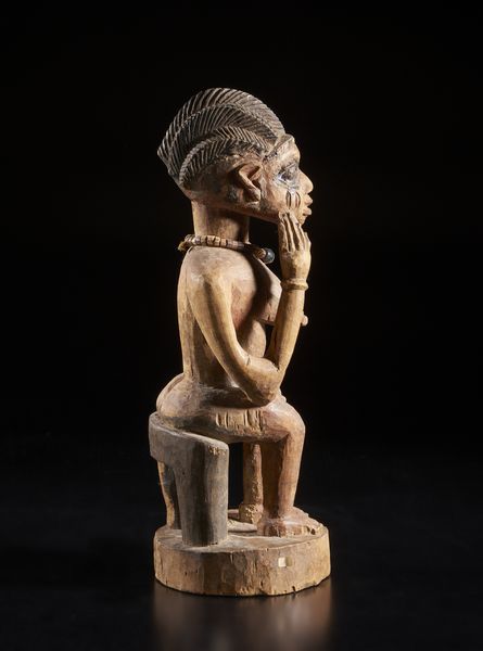 Yoruba -Nigeria : Scultura antropomorfa femminile seduta su seggio. Legno a patina naturale, pigmenti e perline.  - Asta Asta 422 | AFRICA, OCEANIA E AMERICHE - ARTIGIANATO AFRICANO: VARI COMMITTENTI E SELEZIONE DALLA COLLEZIONE BARTOLOMUCCI Online - Associazione Nazionale - Case d'Asta italiane