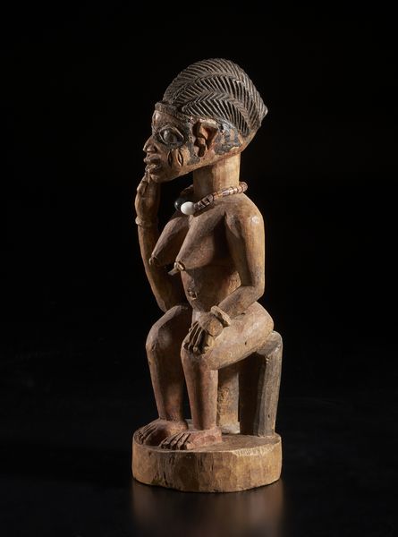 Yoruba -Nigeria : Scultura antropomorfa femminile seduta su seggio. Legno a patina naturale, pigmenti e perline.  - Asta Asta 422 | AFRICA, OCEANIA E AMERICHE - ARTIGIANATO AFRICANO: VARI COMMITTENTI E SELEZIONE DALLA COLLEZIONE BARTOLOMUCCI Online - Associazione Nazionale - Case d'Asta italiane