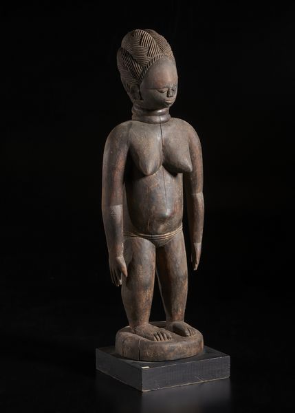 Mende - Sierra Leone : Scultura  antropomorfa femminile.Legno a patina bruna.  - Asta Asta 422 | AFRICA, OCEANIA E AMERICHE - ARTIGIANATO AFRICANO: VARI COMMITTENTI E SELEZIONE DALLA COLLEZIONE BARTOLOMUCCI Online - Associazione Nazionale - Case d'Asta italiane