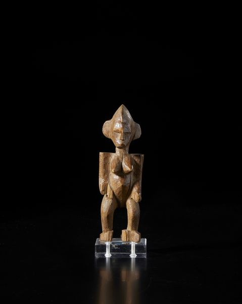 Senufo - Costa d'Avorio/Mali/Burkina Faso : Scultura antropomorfa. Legno duro a patina chiara.  - Asta Asta 422 | AFRICA, OCEANIA E AMERICHE - ARTIGIANATO AFRICANO: VARI COMMITTENTI E SELEZIONE DALLA COLLEZIONE BARTOLOMUCCI Online - Associazione Nazionale - Case d'Asta italiane