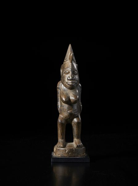 Senufo - Costa d'Avorio/Mali : Scultura antropomorfa. Legno duro a patina scura.  - Asta Asta 422 | AFRICA, OCEANIA E AMERICHE - ARTIGIANATO AFRICANO: VARI COMMITTENTI E SELEZIONE DALLA COLLEZIONE BARTOLOMUCCI Online - Associazione Nazionale - Case d'Asta italiane