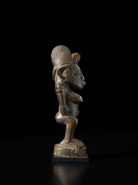 Senufo - Costa d'Avorio/Mali : Scultura antropomorfa. Legno duro a patina scura.  - Asta Asta 422 | AFRICA, OCEANIA E AMERICHE - ARTIGIANATO AFRICANO: VARI COMMITTENTI E SELEZIONE DALLA COLLEZIONE BARTOLOMUCCI Online - Associazione Nazionale - Case d'Asta italiane