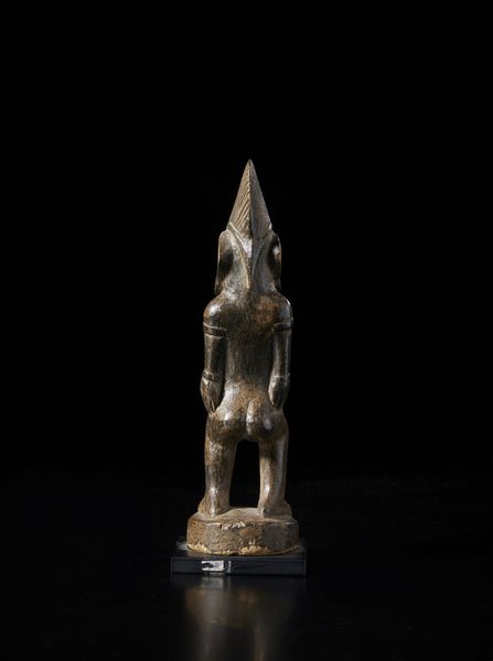 Senufo - Costa d'Avorio/Mali : Scultura antropomorfa. Legno duro a patina scura.  - Asta Asta 422 | AFRICA, OCEANIA E AMERICHE - ARTIGIANATO AFRICANO: VARI COMMITTENTI E SELEZIONE DALLA COLLEZIONE BARTOLOMUCCI Online - Associazione Nazionale - Case d'Asta italiane